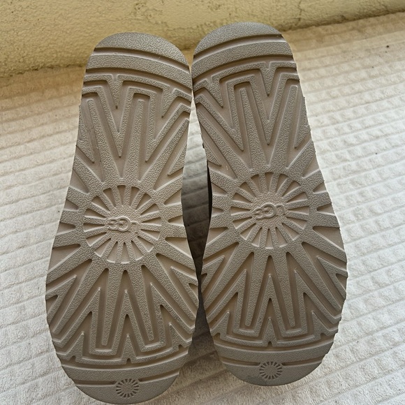 UGG Classic Ultra Mini Platform - Picture 3 of 5